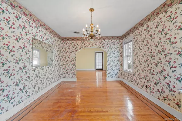 Little Neck, NY 11363,41-29 248th ST