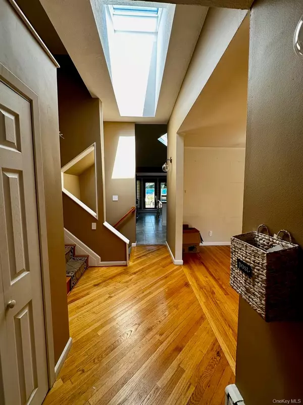 Woodbury, NY 11797,26 Canterbury RD