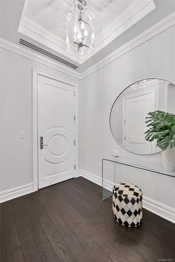 North Hills, NY 11040,5000 Royal CT #5114