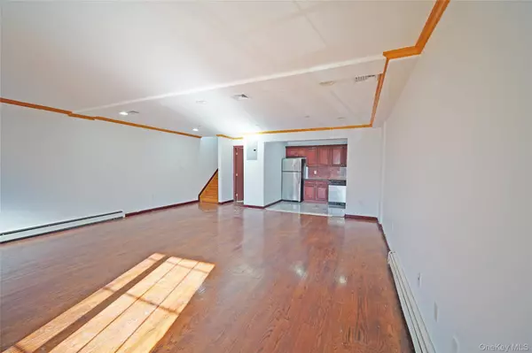 Bronx, NY 10469,931 E 215th ST #2