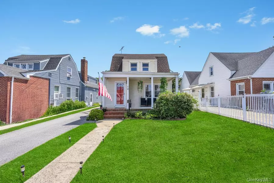 10 Dorothy CT, Merrick, NY 11566