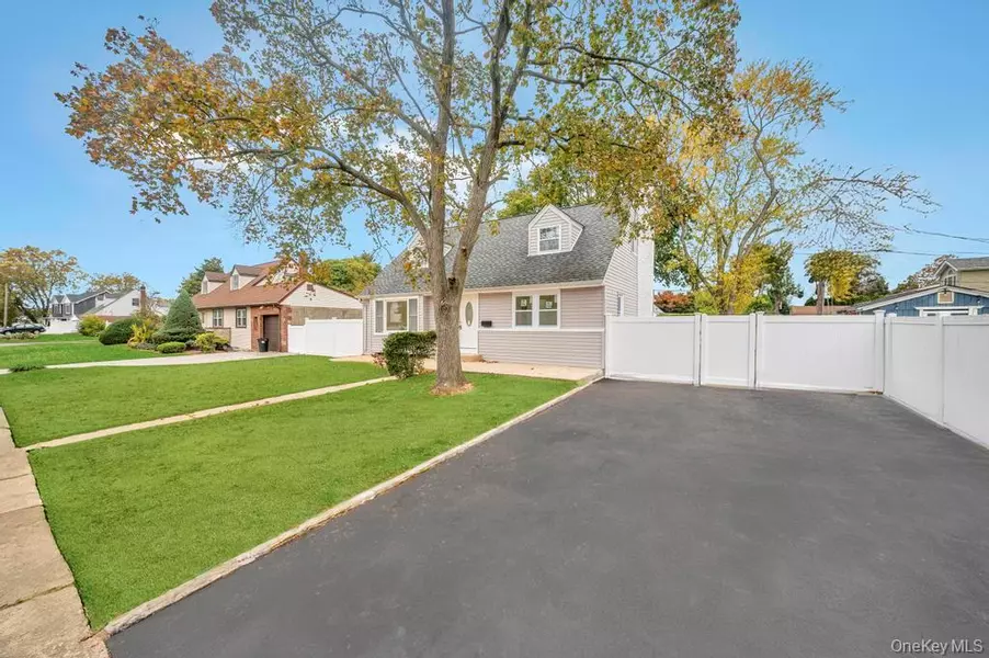 2737 Sheila CT, East Meadow, NY 11554