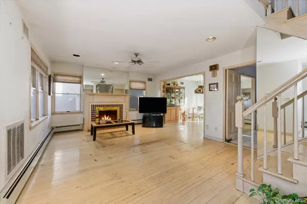 Cedarhurst, NY 11516,467 W Broadway