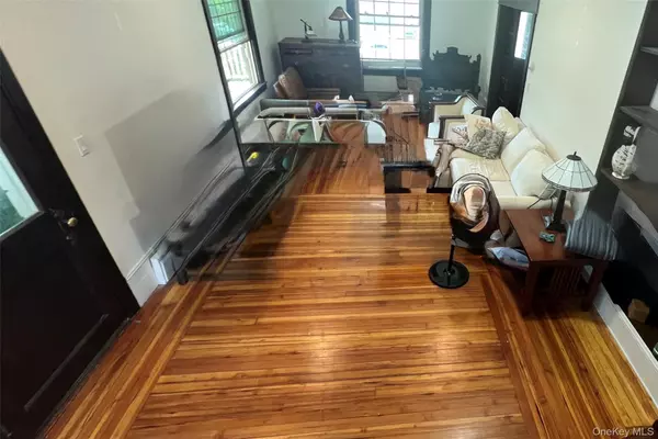 Glen Cove, NY 11542,27 Dosoris WAY