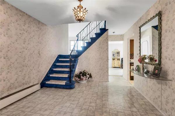 Smithtown, NY 11787,30 Glacier DR