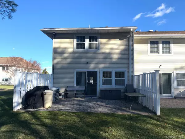 Holtsville, NY 11742,11 Gazebo LN