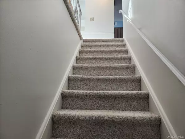 Middle Island, NY 11953,334 Artist Lake DR