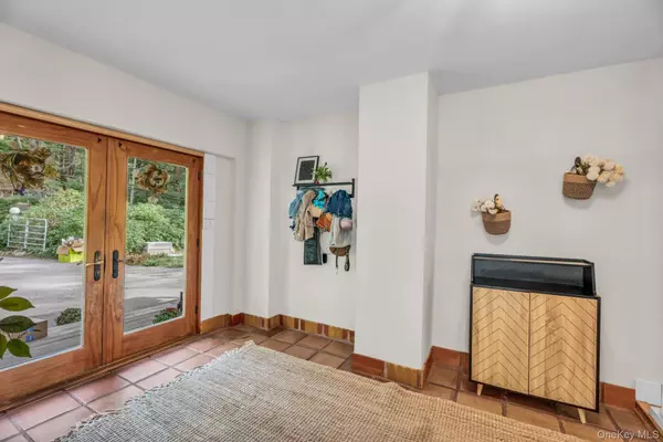 Ridge, NY 11961,64 Sally LN