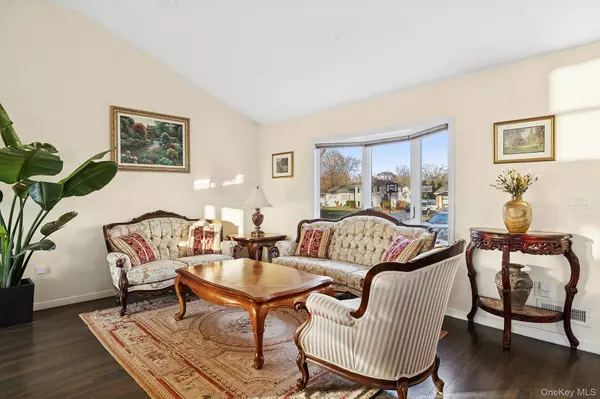 Commack, NY 11725,22 Niagara LN