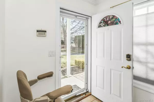 Melville, NY 11747,986 Madeira BLVD