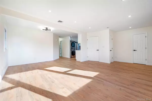 Oceanside, NY 11572,50 Mahland PL #2nd Floor