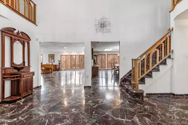 Great Neck, NY 11020,22 Lake RD