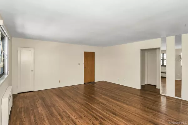 Whitestone, NY 11357,21-47 Utopia Pkwy #2