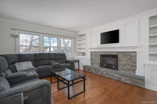 Coram, NY 11727,123 Wedgewood DR