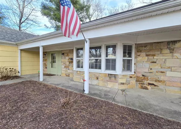 Coram, NY 11727,652 Hawkins RD