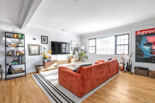 Huntington, NY 11743,4 Finch PL #Upper