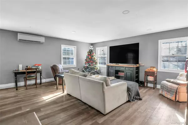 Stony Brook, NY 11790,11 Seward Ln