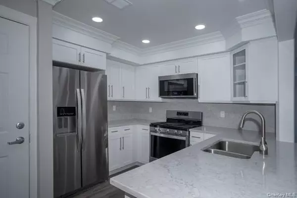 Westbury, NY 11590,90 Westwood DR #197