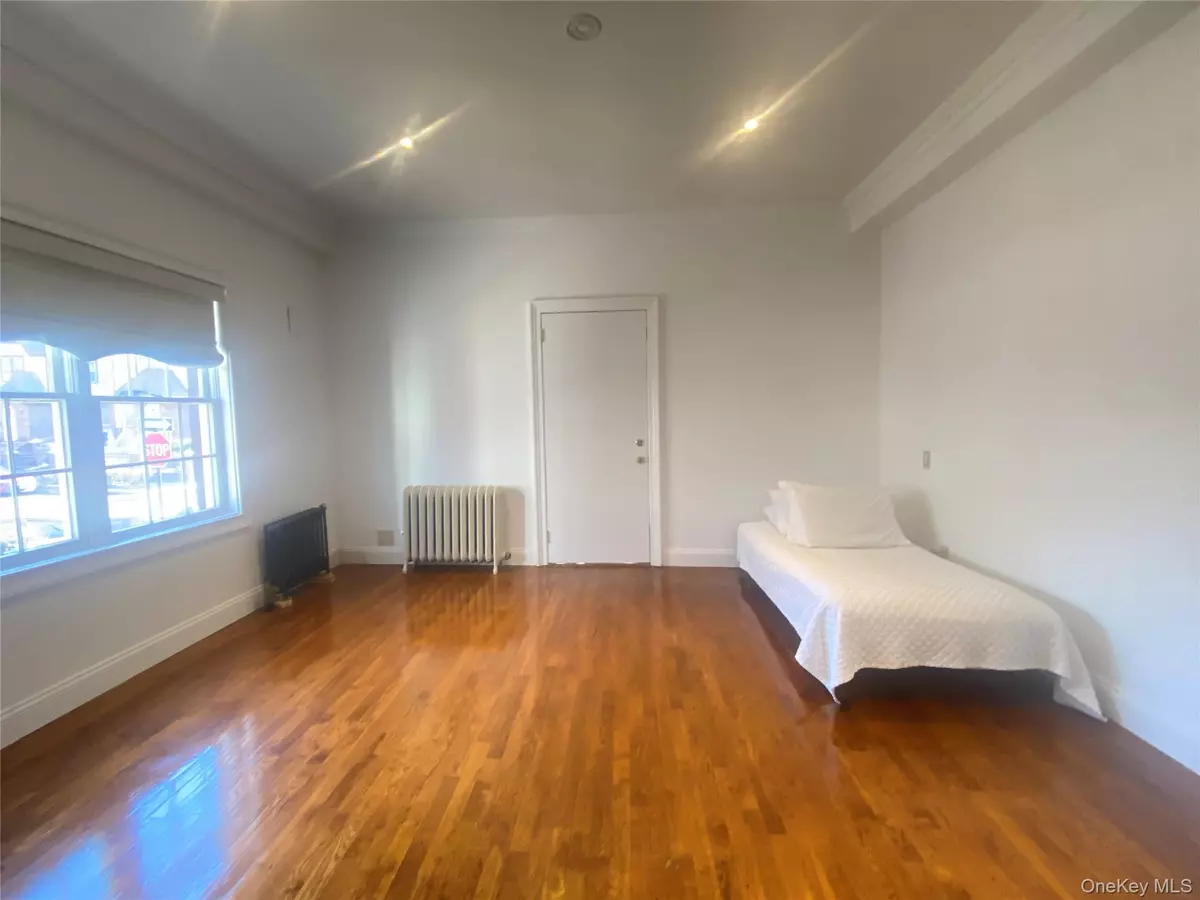 Jamaica, NY 11432,84-80 161 ST #1