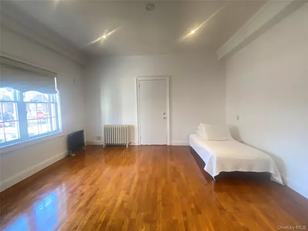 84-80 161 ST #1, Jamaica, NY 11432