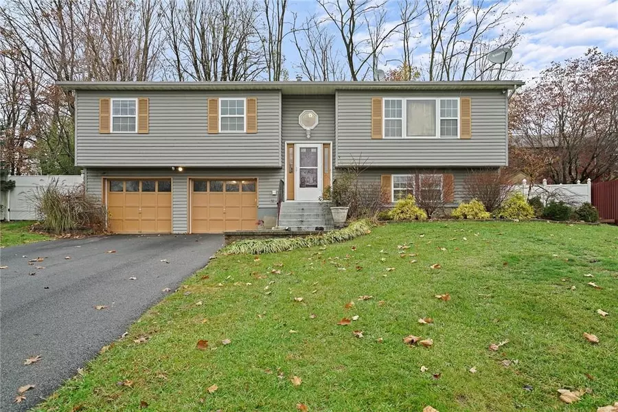 32 Guernsey DR, New Windsor, NY 12553