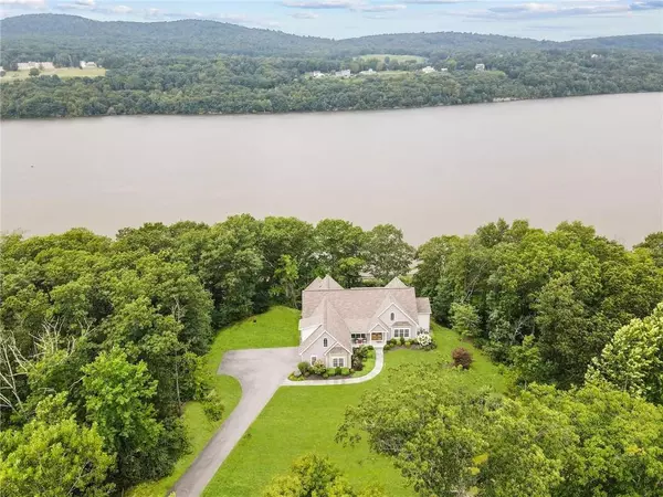 100 River RD, Hyde Park, NY 12538