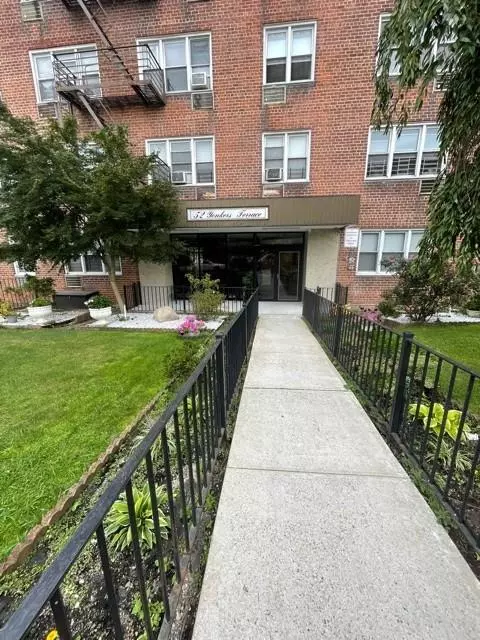 Yonkers, NY 10704,52 Yonkers TER #1E