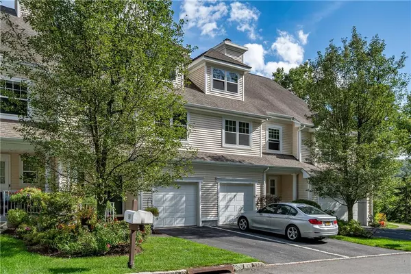 97 Hillcrest LN, Peekskill, NY 10566