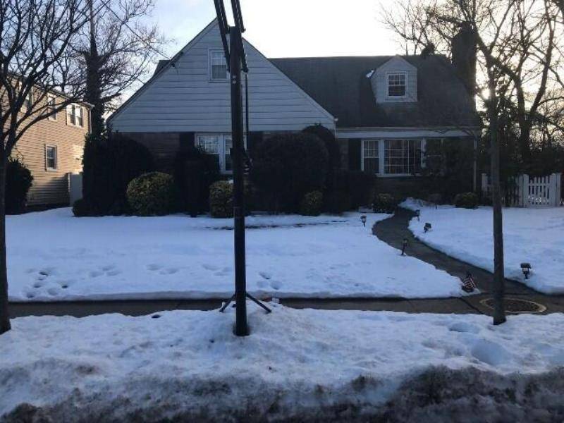 31 Linden ST, Malverne, NY 11565