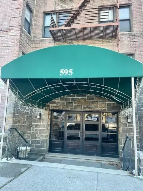 Yonkers, NY 10705,595 McLean AVE #6E