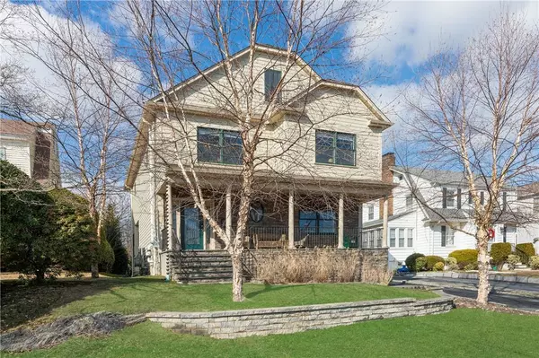 10 Nautilus PL, New Rochelle, NY 10805