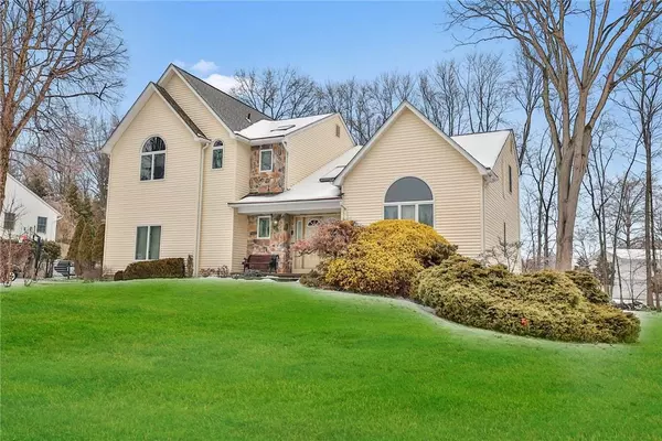 15 Lowell DR, New City, NY 10956