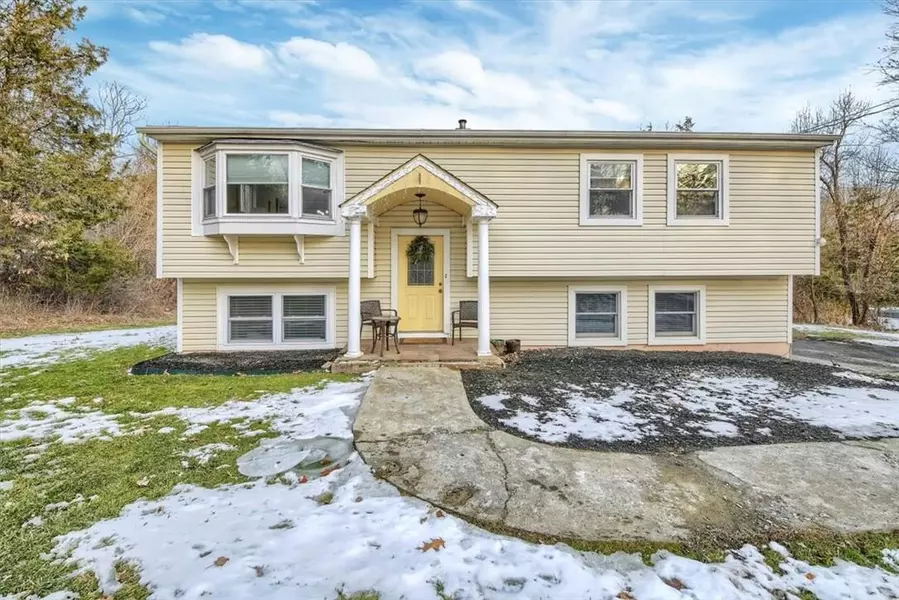 18 Crest CT, Hopewell Junction, NY 12533