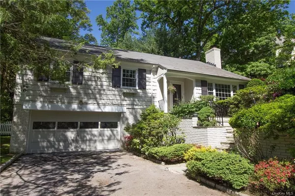 16 Normandy LN, New Rochelle, NY 10804