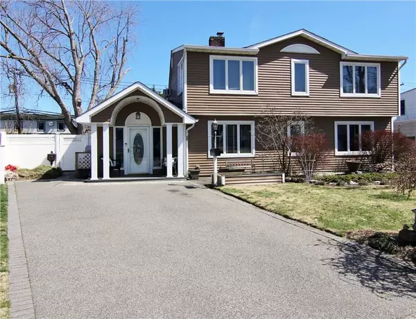 20 Lantern RD, Hicksville, NY 11801