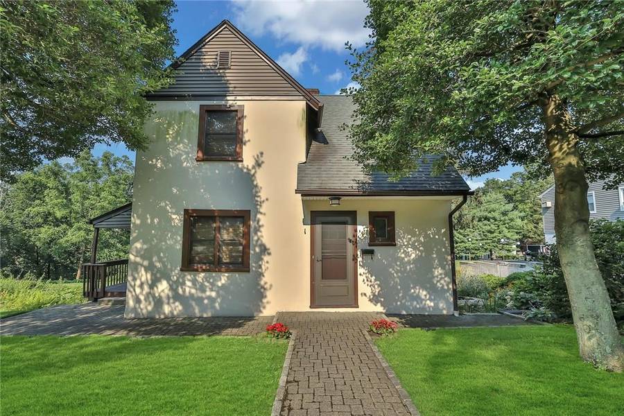 1 Waverly PL, Valhalla, NY 10595