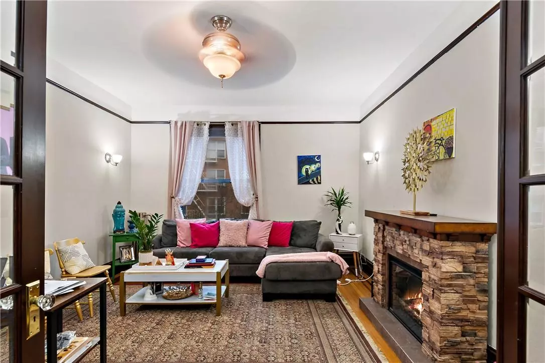 Kew Gardens, NY 11415,8402 Beverly RD #4B