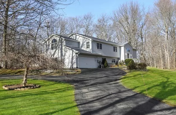 Mahopac, NY 10541,42 Oak Ridge CIR