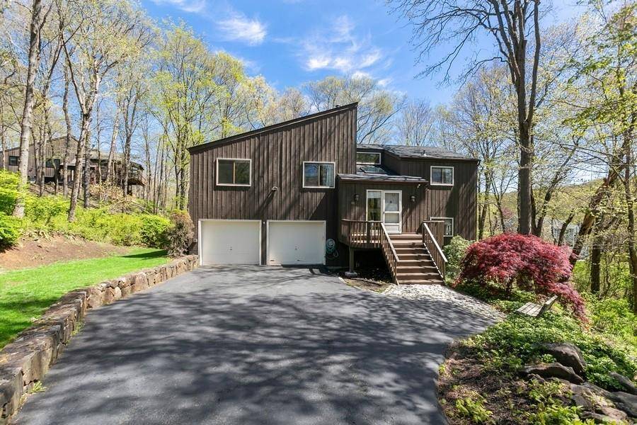 42 Maple Moor LN, Cortlandt Manor, NY 10567