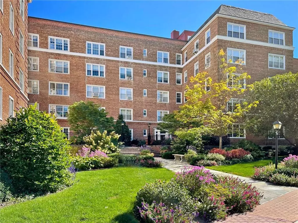 Bronxville, NY 10708,8 Midland Gardens #1J