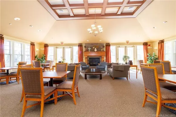 80 Woodcrest LN, Danbury, CT 06810