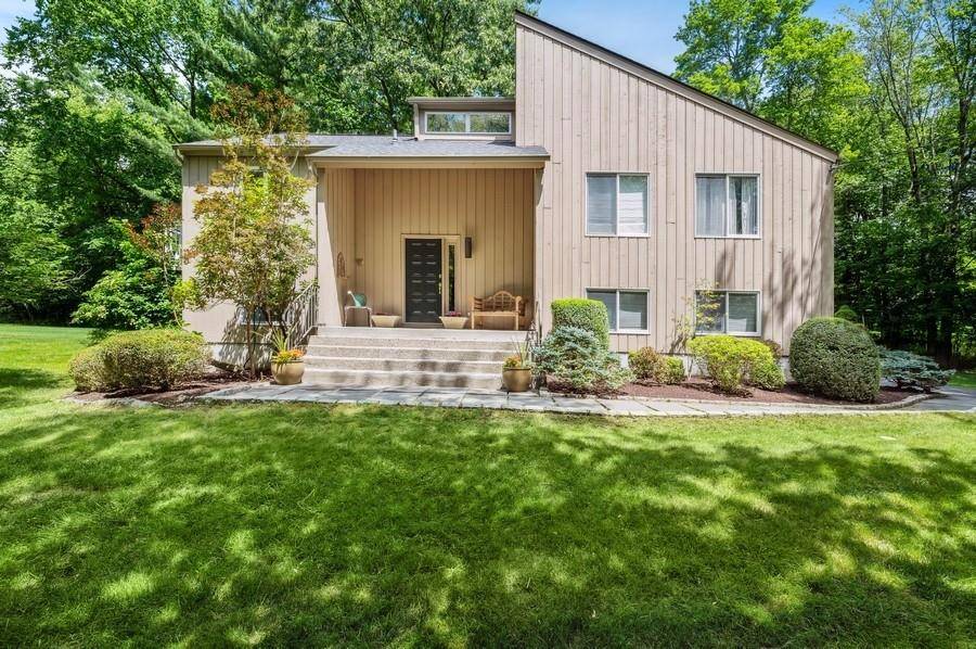 2 Greenlawn RD, Katonah, NY 10536