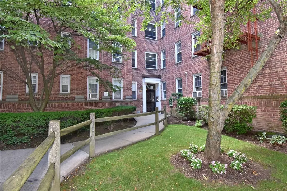 Bronxville, NY 10708,766 Bronx River RD #B16