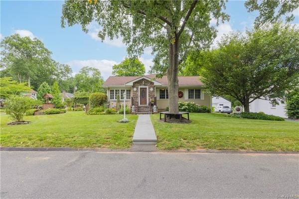 10 S Nauraushaun RD, Pearl River, NY 10965