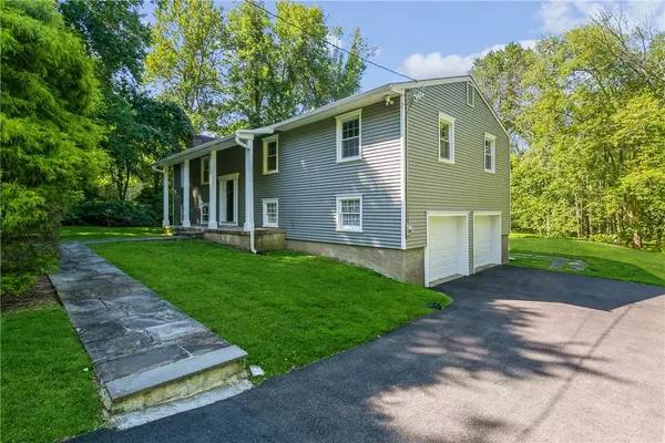 32 Deerfield LN, Pleasantville, NY 10570