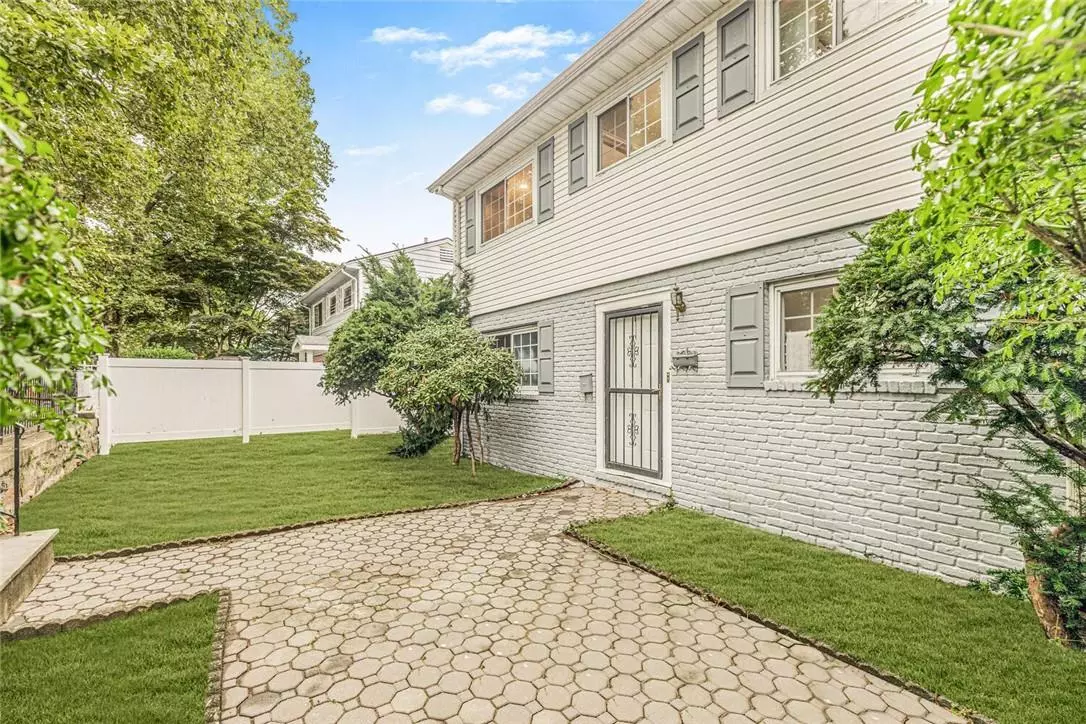 Mount Vernon, NY 10553,415 Warwick AVE