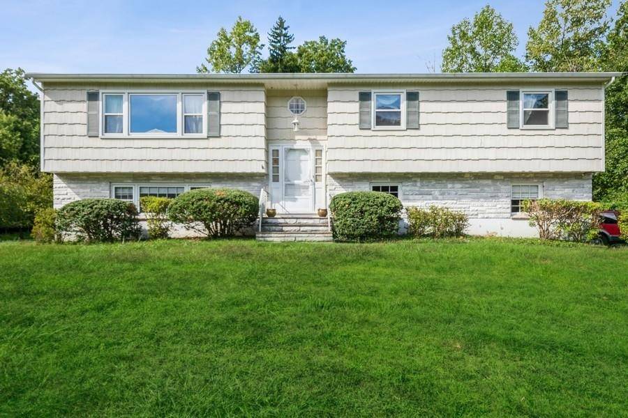 1 Nuthatch LN, West Nyack, NY 10994
