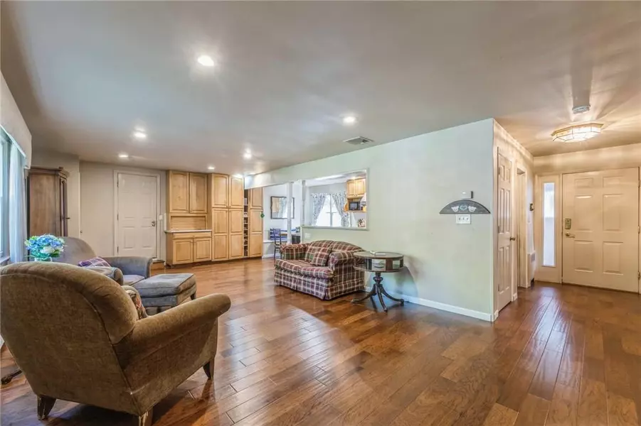 4 Glenside DR, New City, NY 10956