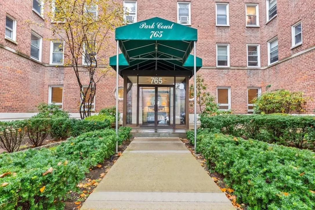 Bronxville, NY 10708,765 Bronx River RD #5E