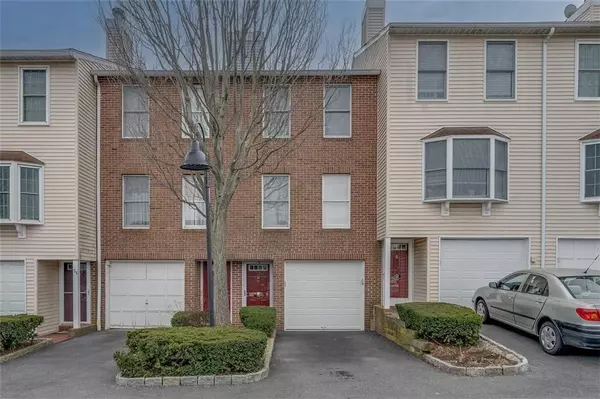 Port Chester, NY 10573,33 Washington Mews #33